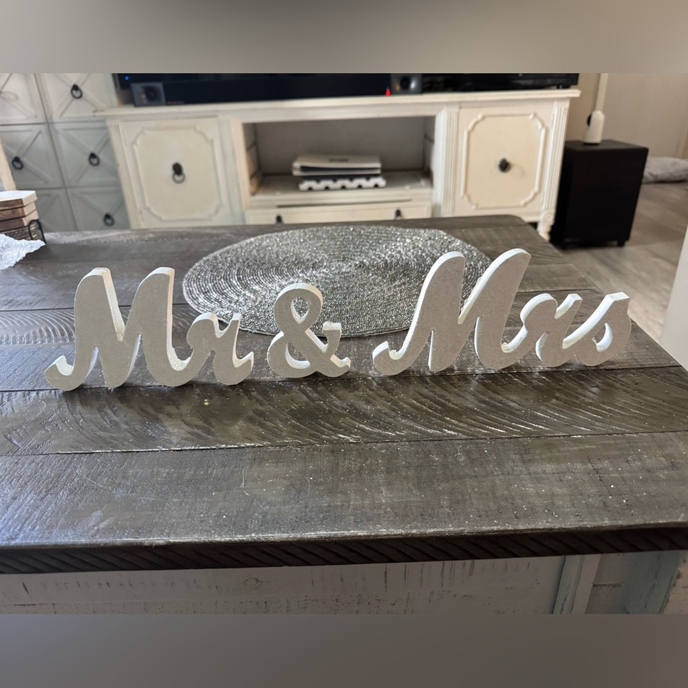 White 'Mr & Mrs' Decorative wooden pieces for wedding